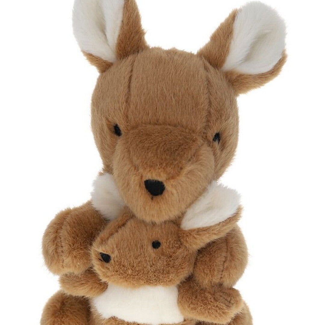 Detailopname van de le petit souk pluchen kangoeroe met de baby in de buidel.