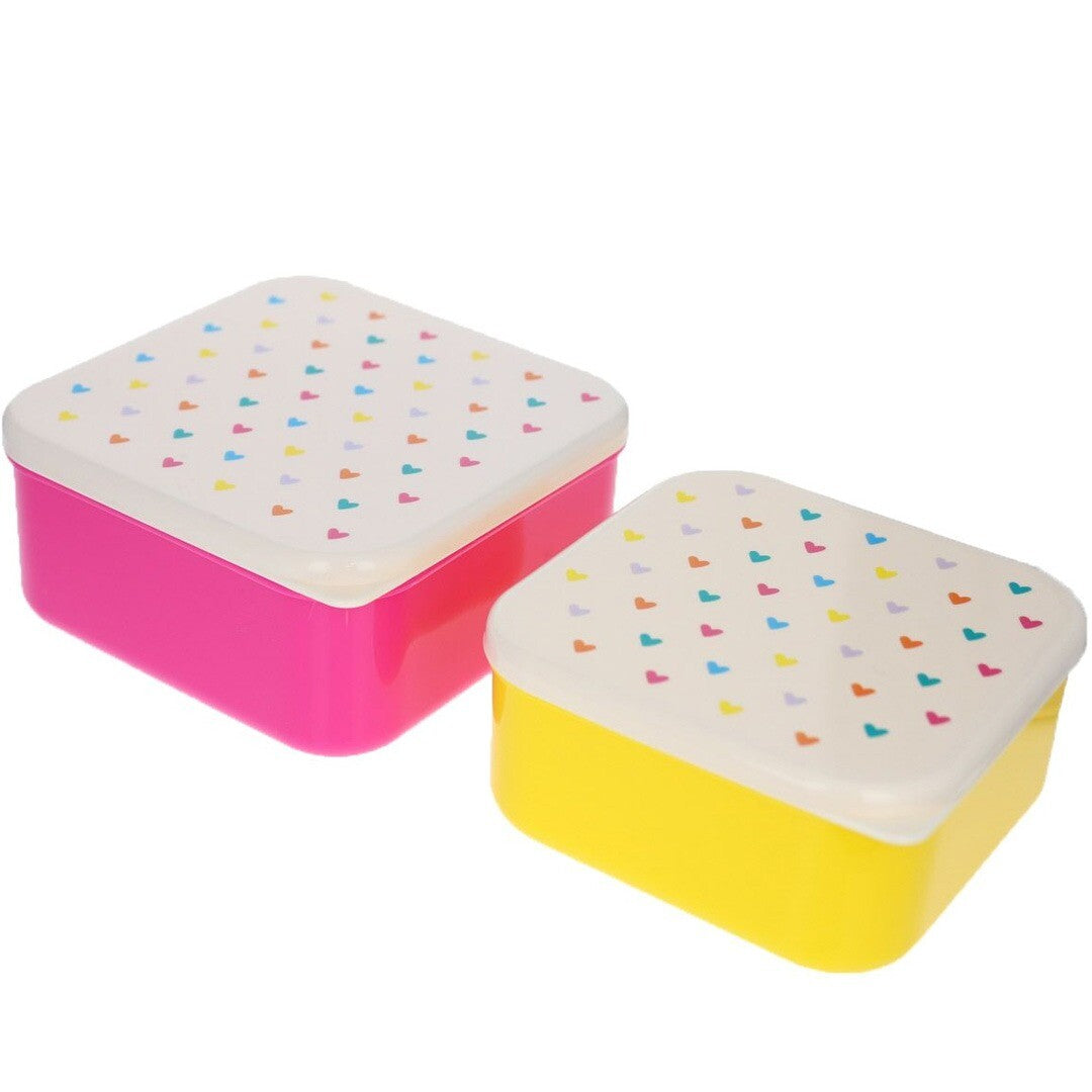 le petit souk lunchbox set met een roze en een gele broodtrommel met witte deksels met kleurrijke hartjes.
