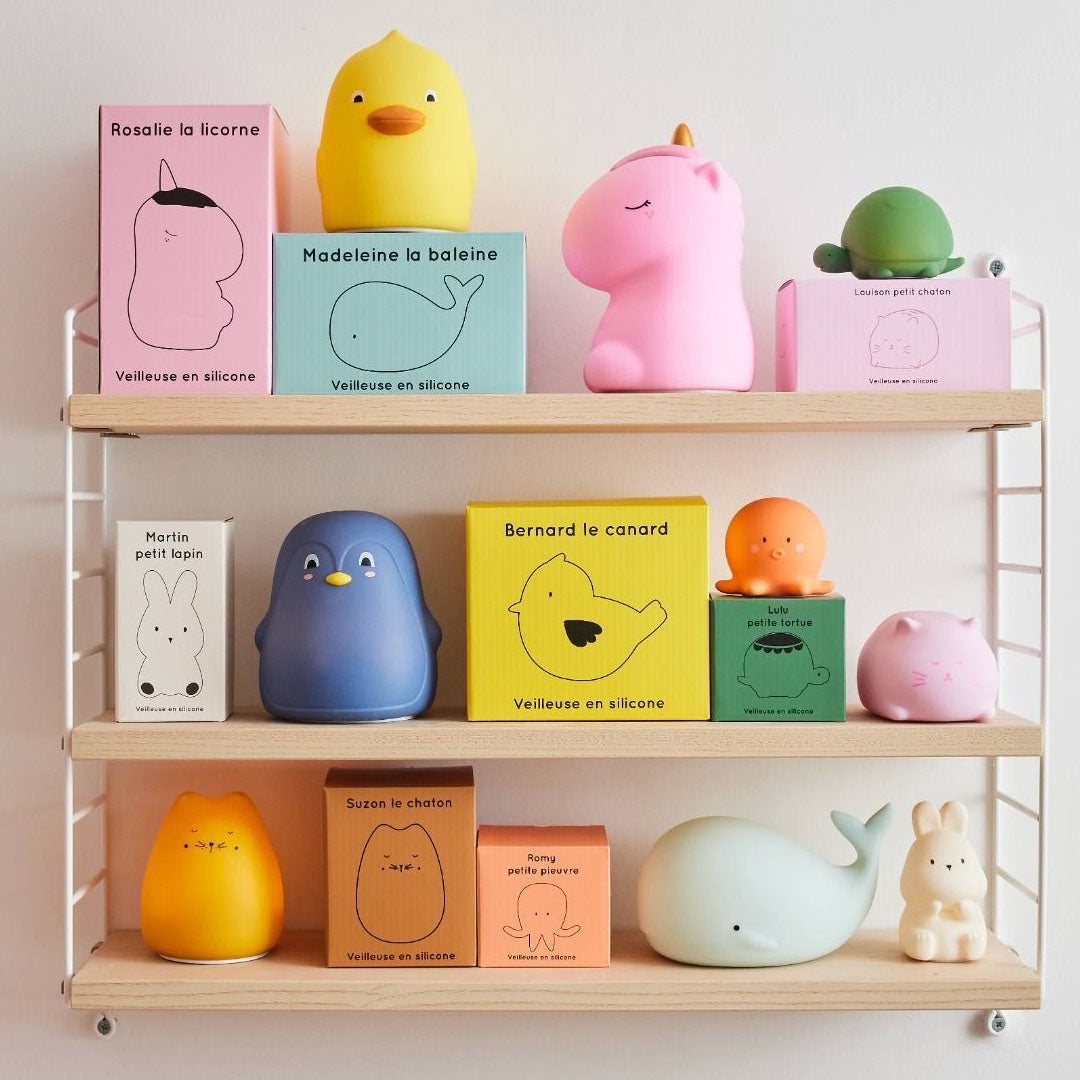 Collectie le petit souk silicone nachtlampjes in diverse dierenvormen op een houten plank.