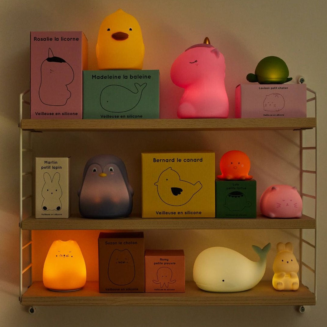 le petit souk collectie oplichtende silicone nachtlampjes in diverse dierenvormen op een houten plank.