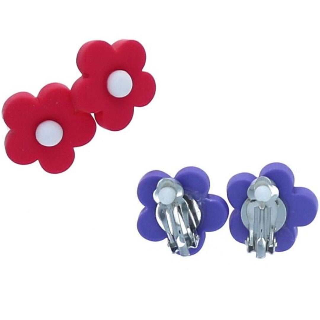 Twee paar le petit souk bloemvormige clip-on oorbellen, één rood van voren en één paars van achteren met het clipmechanisme zichtbaar.