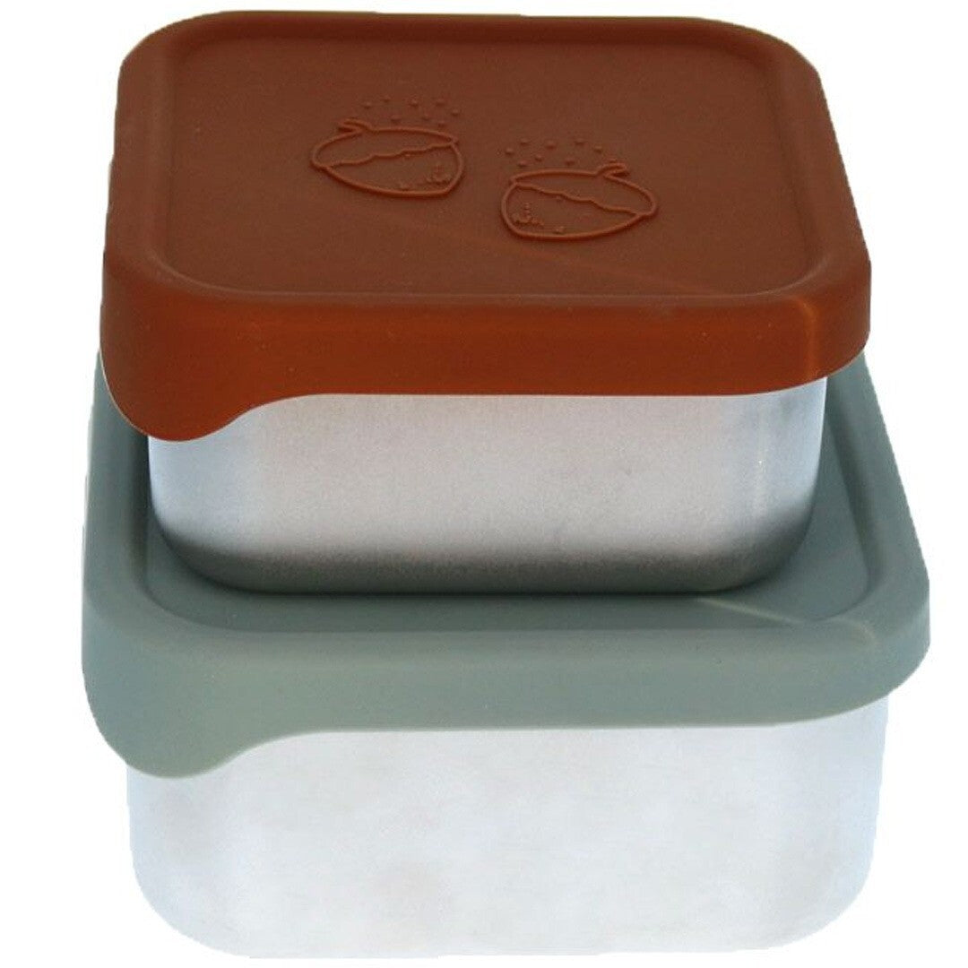 le petit souk rvs lunchbox set met een bruine deksel bovenop een grijsgroene deksel, beide met hazelnootmotief.