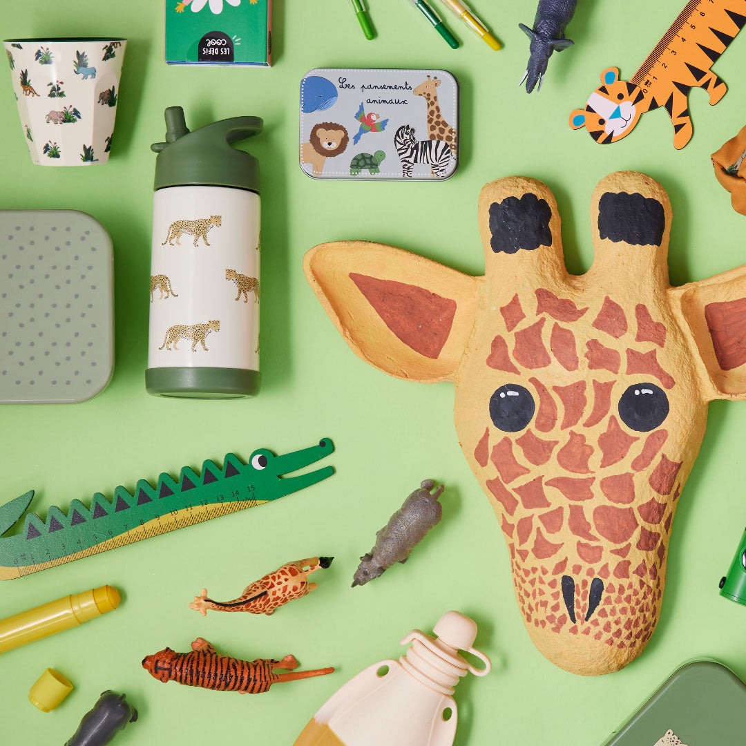 Een collectie van le petit souk speelgoed en accessoires met de thermosfles met luipaardprint.
