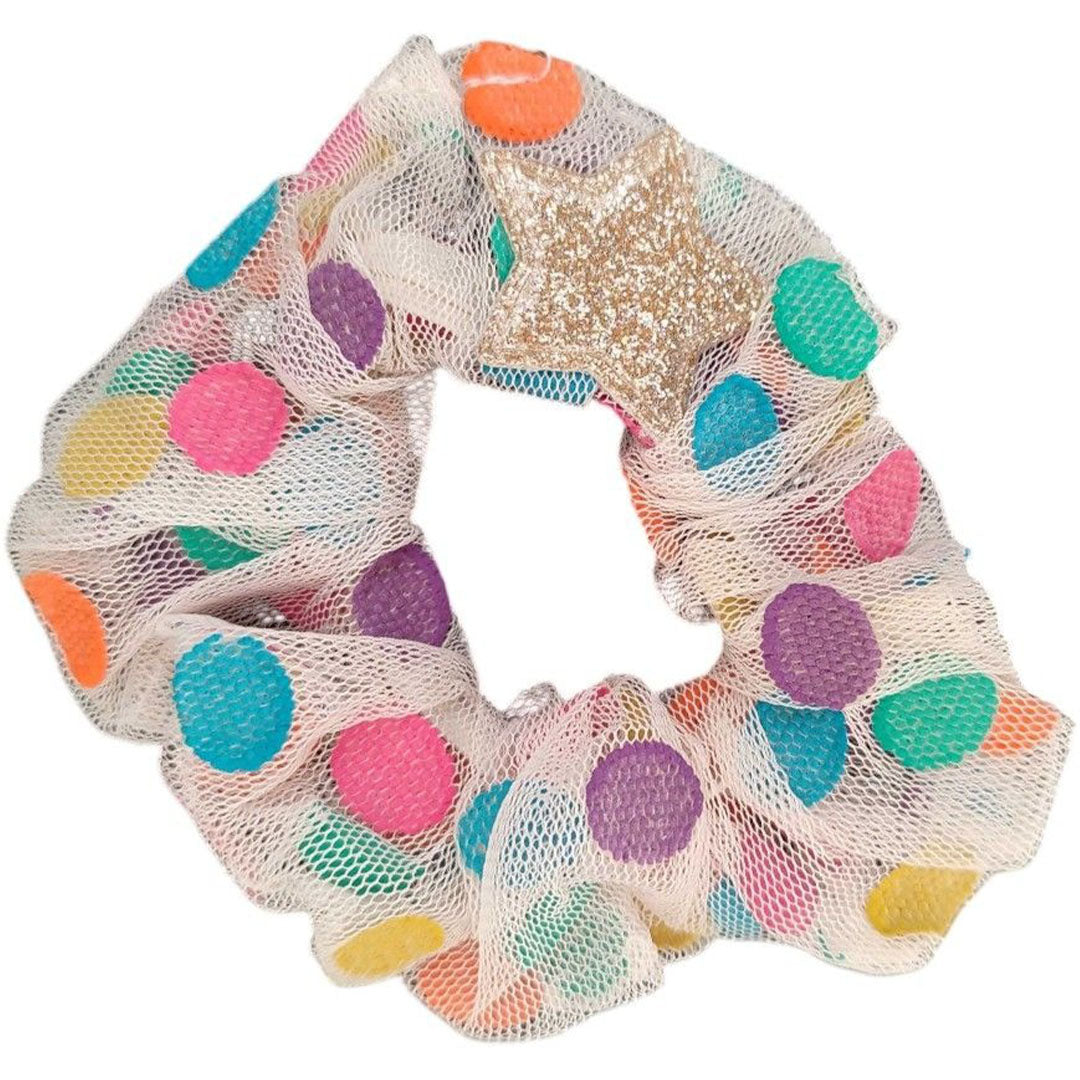 Le petit souk scrunchie van gaas met veelkleurige stippen en een glitterster.