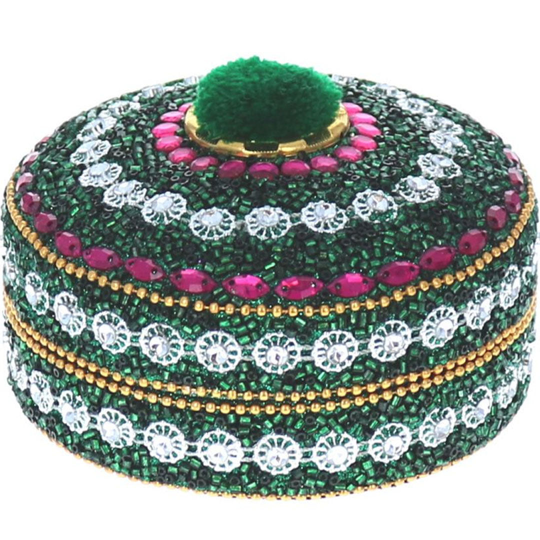 Le petit souk groen sieradendoosje met pompom, versierd met lovertjes en kralen.