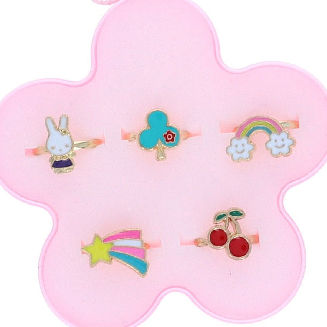 De le petit souk kinderringen set met konijn, klavertje, regenboog, vallende ster en kers in een roze bloemvormige verpakking.