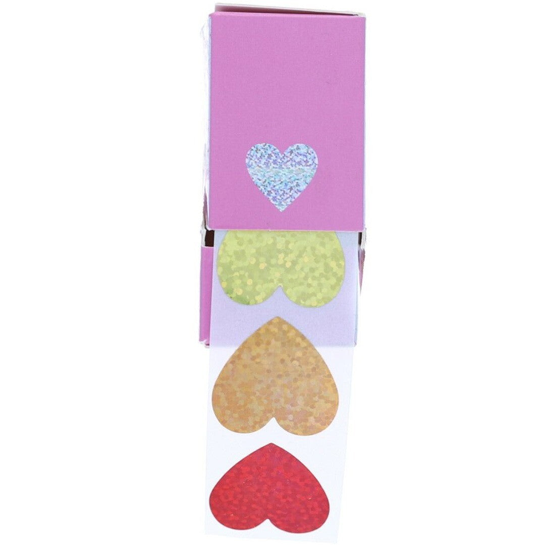 Detail van een geopende roze verpakking met een rol holografische hartjesstickers in verschillende kleuren.