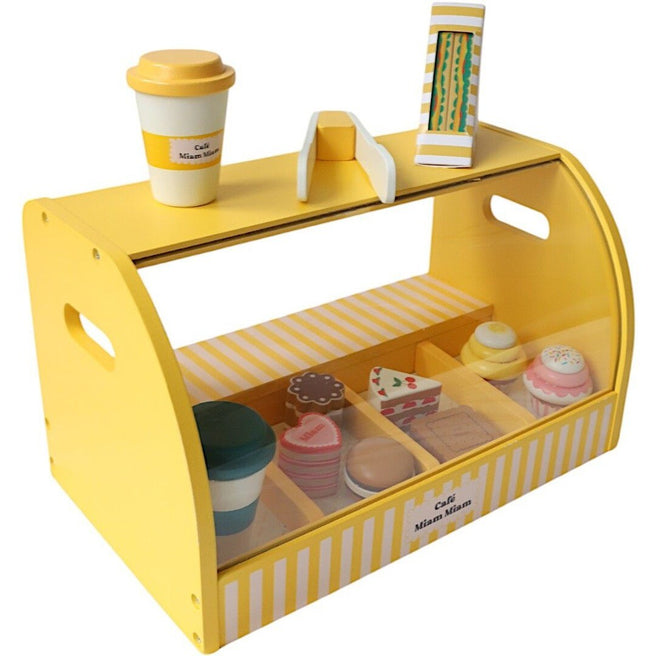 Le petit souk houten keukenspeelset met gele toonbank, gebakjes, koffiekopjes en tang.