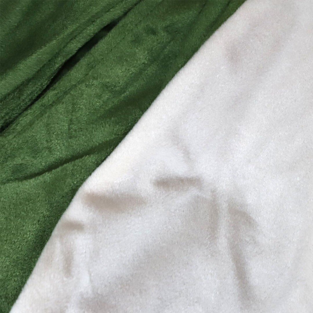 Detail van de zachte groene en witte fluwelen stof van de dinosaurus verkleedcape.