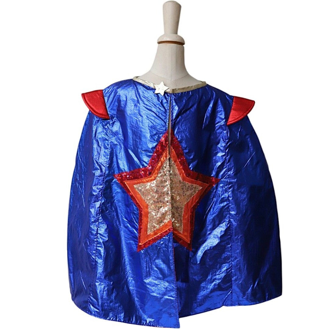 le petit souk superheldencape voor kinderen, blauw met een grote gouden en rode ster van pailletten op de rug, gepresenteerd op een paspop.