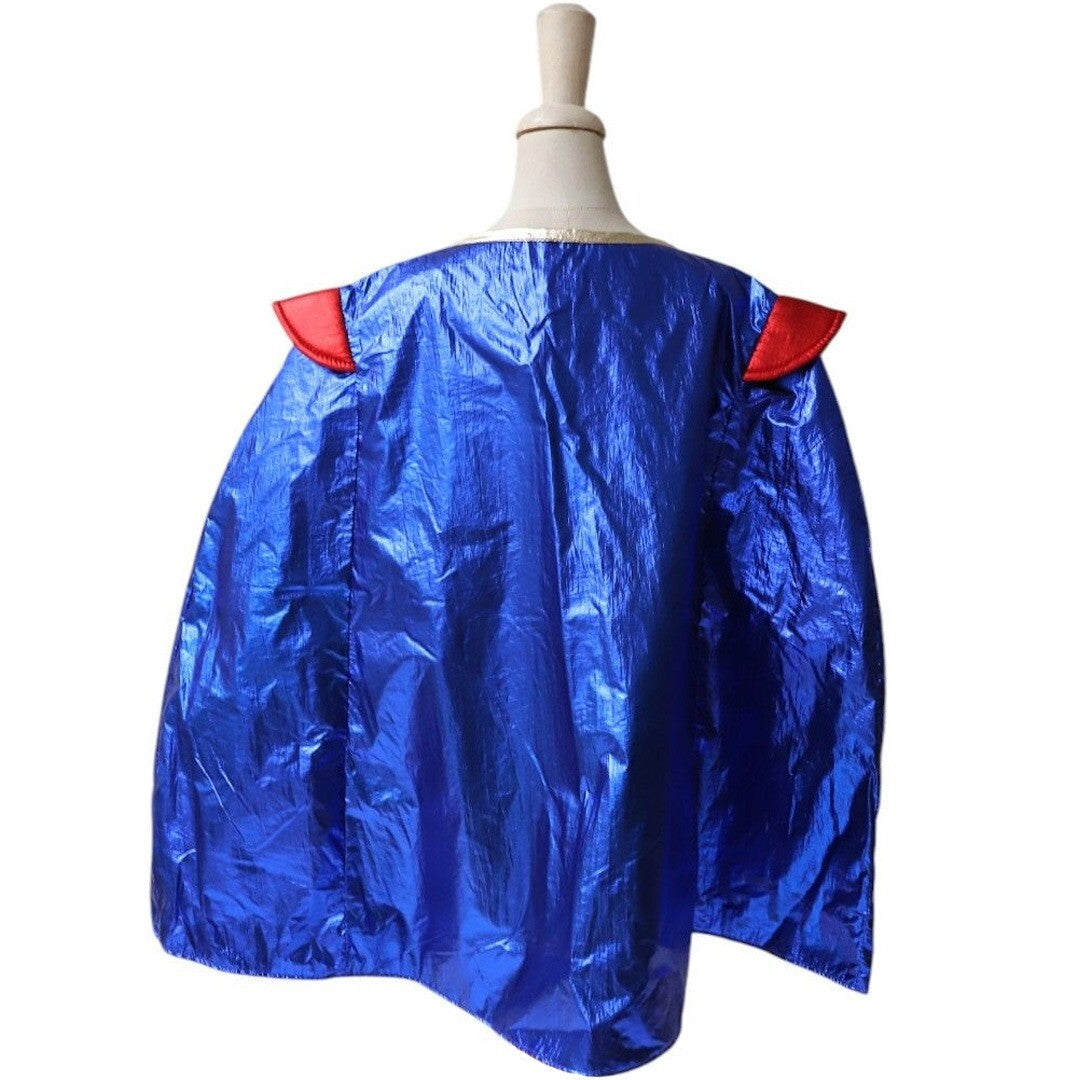 le petit souk superheldencape voor kinderen, blauw, gepresenteerd op een paspop.
