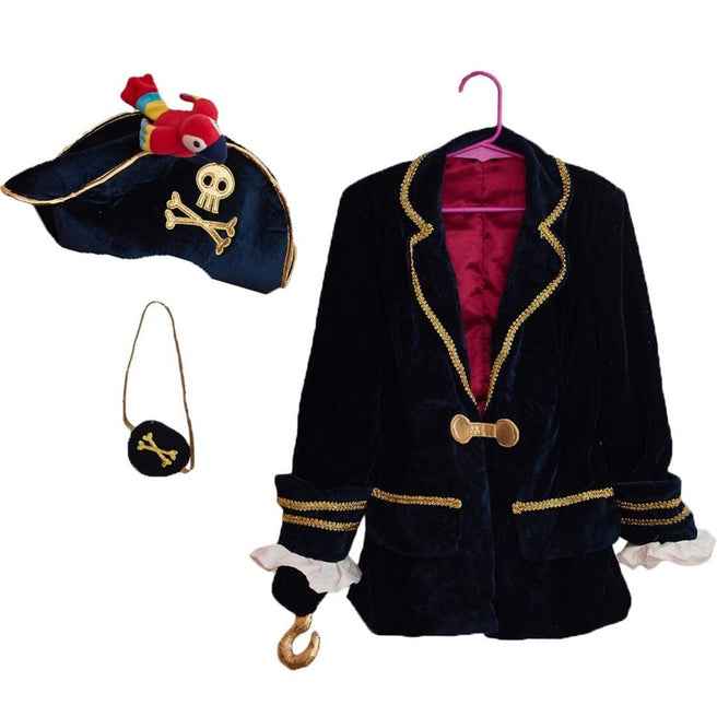 Le petit souk piratenkostuum voor kinderen met een donkerblauwe fluwelen jas, een hoed met papegaai en een ooglapje-tasje.