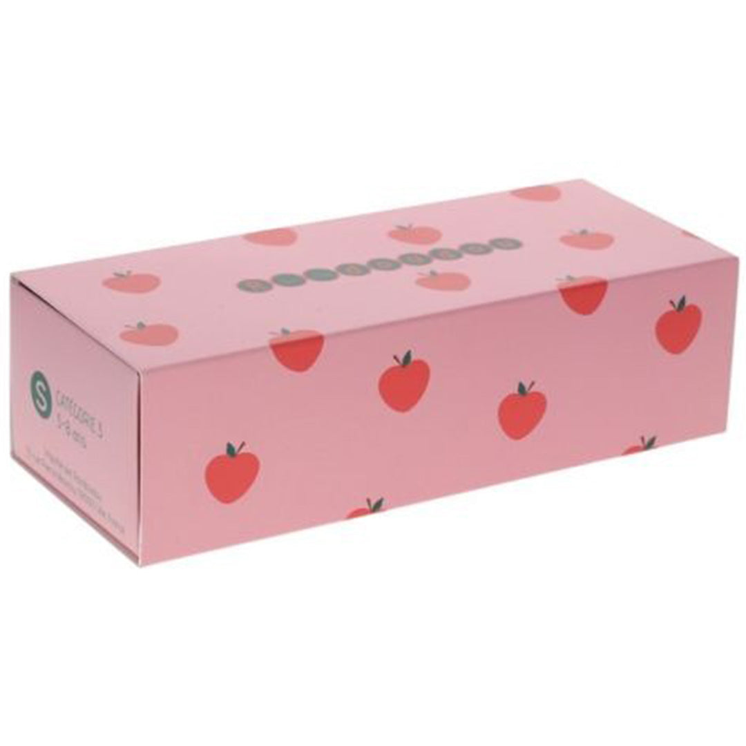 Roze productverpakking met een patroon van rode appels.