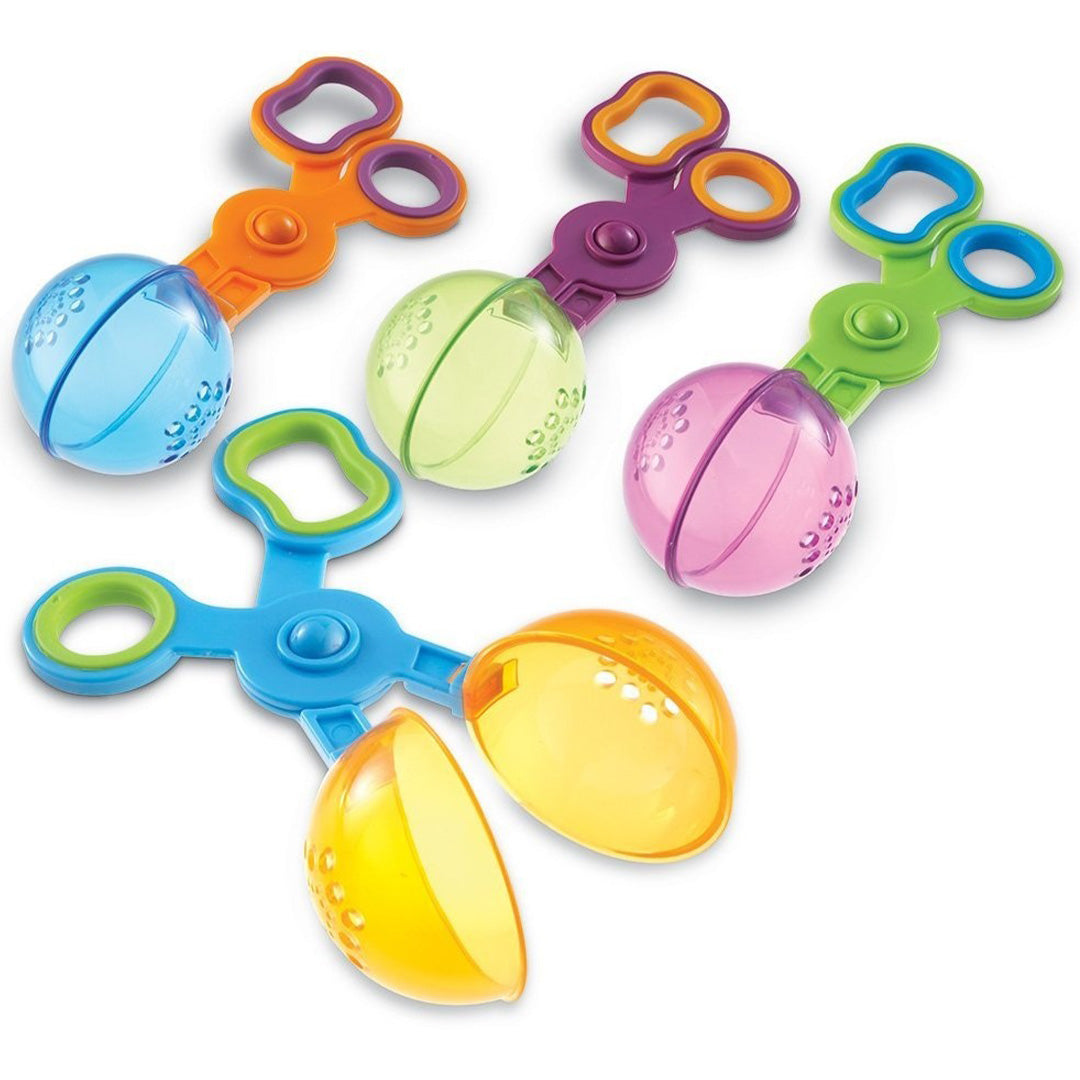 Vier Learning Resources Handy Scoopers in diverse kleuren, waarvan één open is.