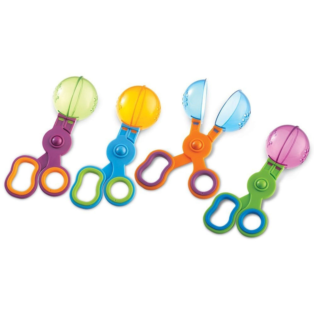 Vier Learning Resources Handy Scoopers in verschillende kleuren, waarvan één open is.