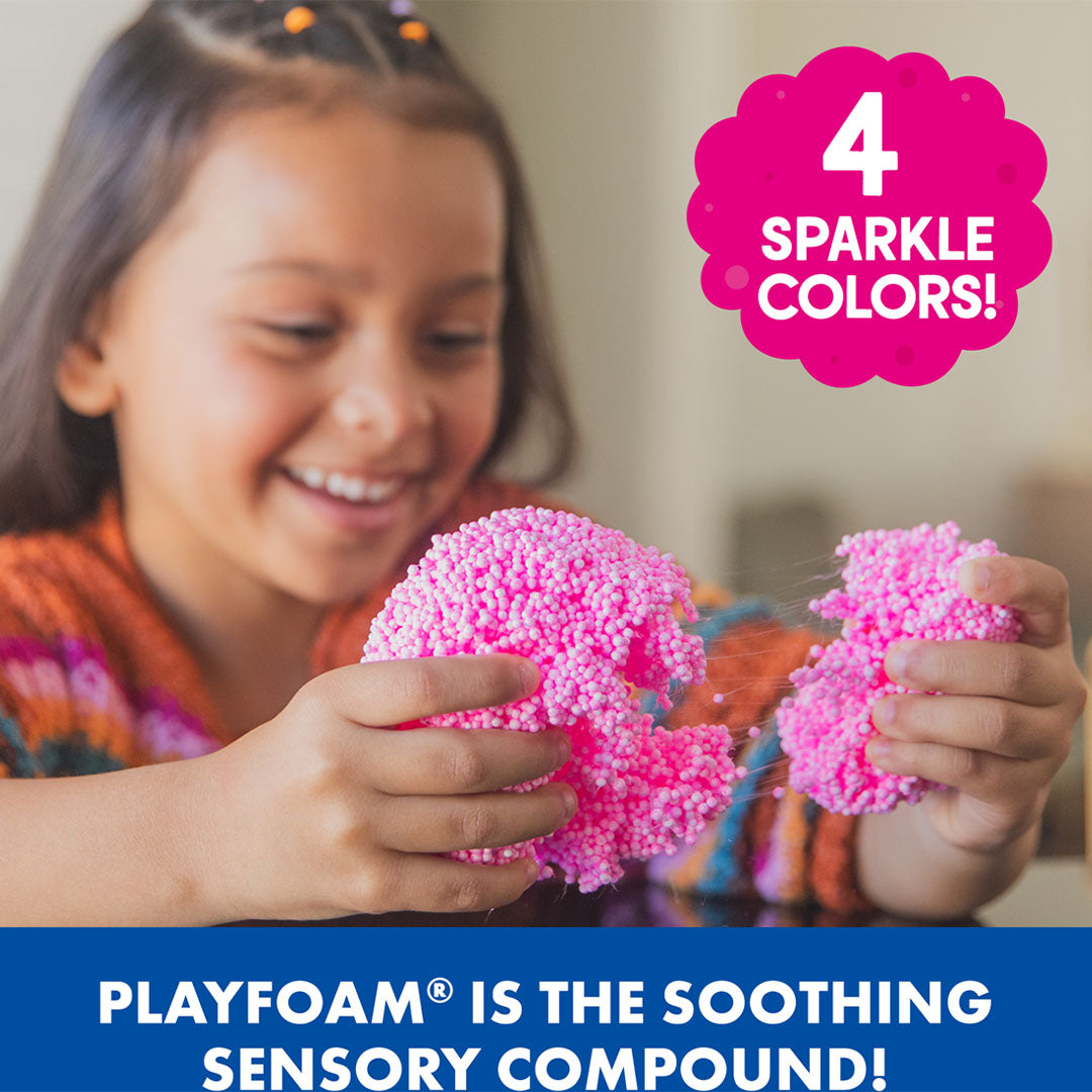 Een lachend kind trekt roze Learning Resources Playfoam Sparkle uit elkaar, wat de rekbare textuur toont, met een infographic over de kleuren en eigenschappen.