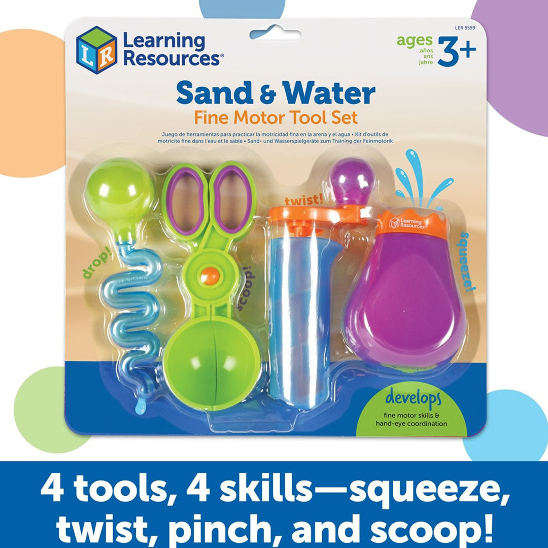 De verpakking van de Learning Resources zand- en waterspeelgoedset voor fijne motoriek, met vier kleurrijke plastic gereedschappen.