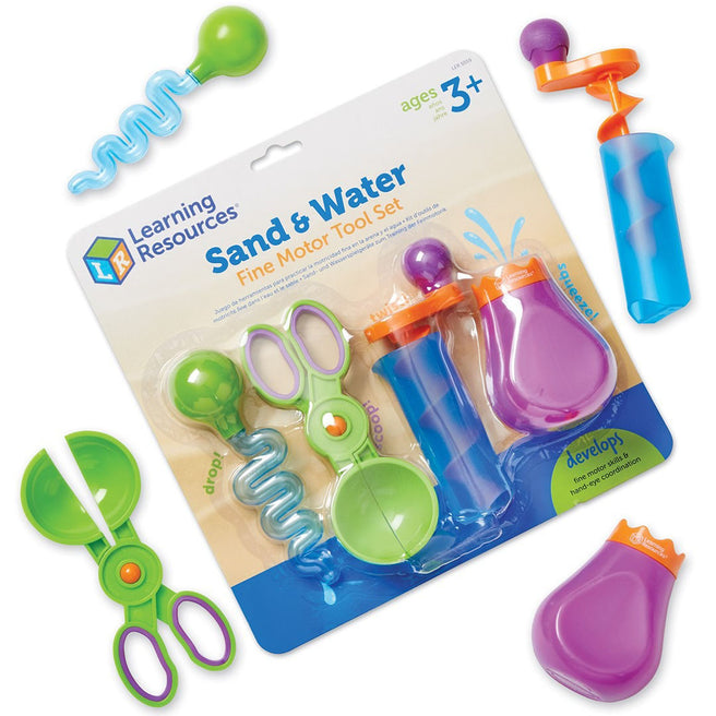 Learning Resources zand- en waterspeelgoedset voor fijne motoriek met vier kleurrijke plastic gereedschappen, deels in verpakking.