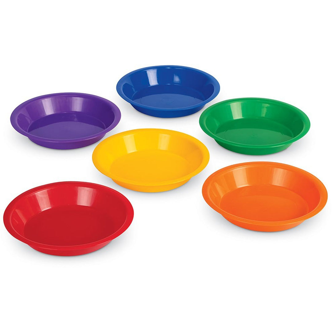 Learning Resources set van zes veelkleurige plastic sorteerbakjes, verspreid op een witte achtergrond.