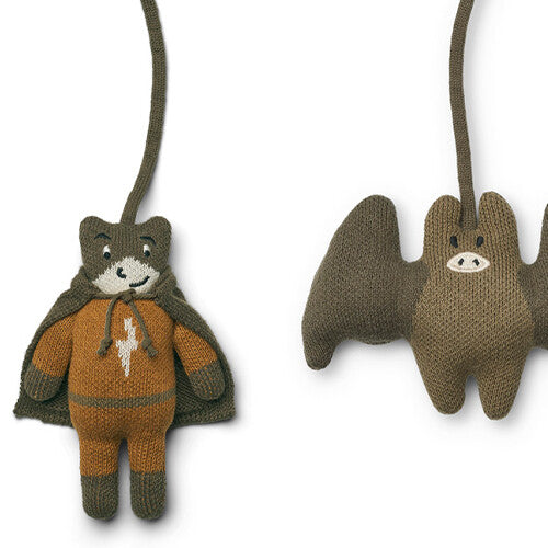 Detail van twee Liewood gebreide babygymspeeltjes: een superheld figuur met cape en een vleermuis.