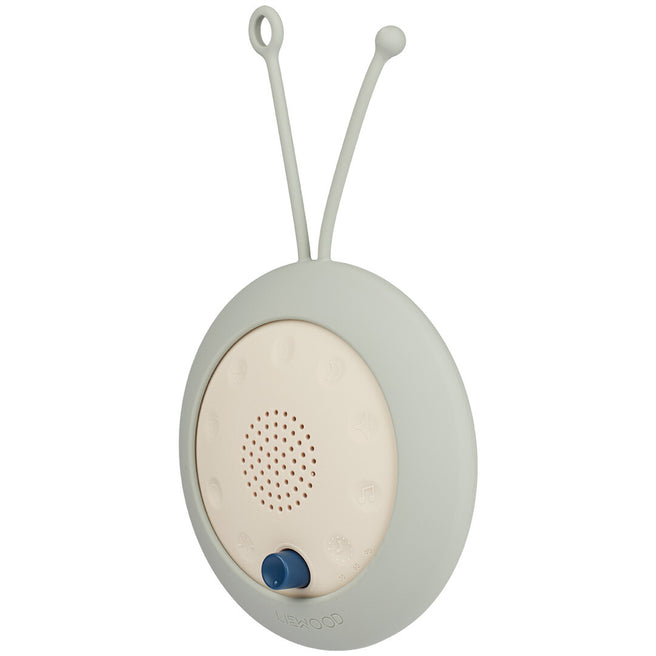 Liewood babyspeaker in lichtblauw met beige middenstuk, speakerrooster en blauwe knop, schuin gefotografeerd.