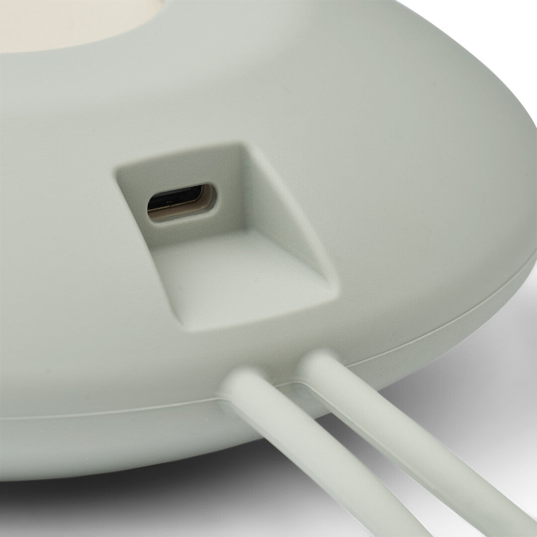 Detail van de Liewood babyspeaker met een USB-C oplaadpoort aan de zijkant.