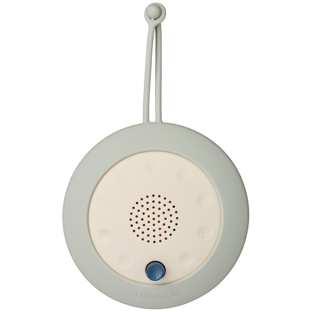 Liewood babyspeaker in lichtblauw met beige middenstuk, speakerrooster en blauwe knop, recht van voren gefotografeerd.