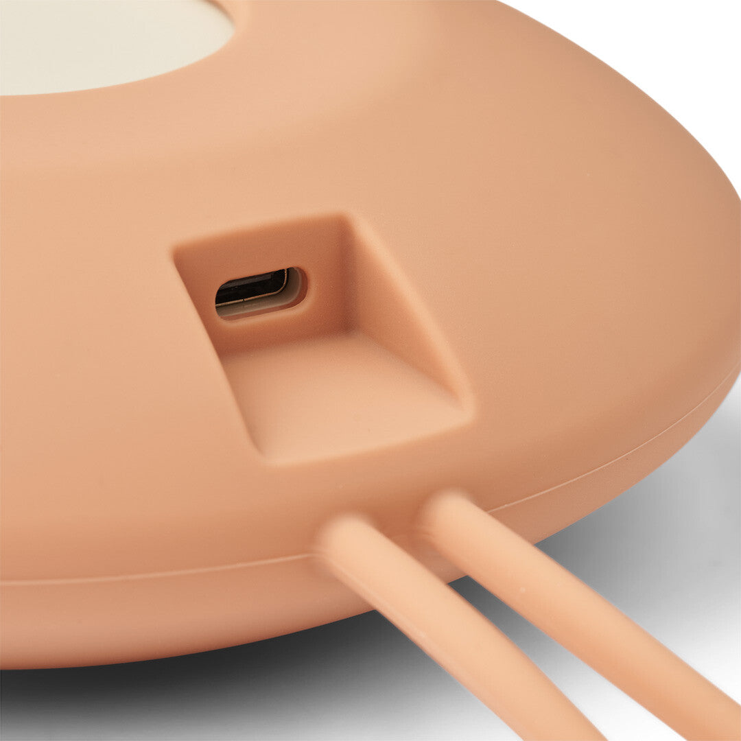 Detail van de zijkant van de baby speaker met een USB-C oplaadpoort.