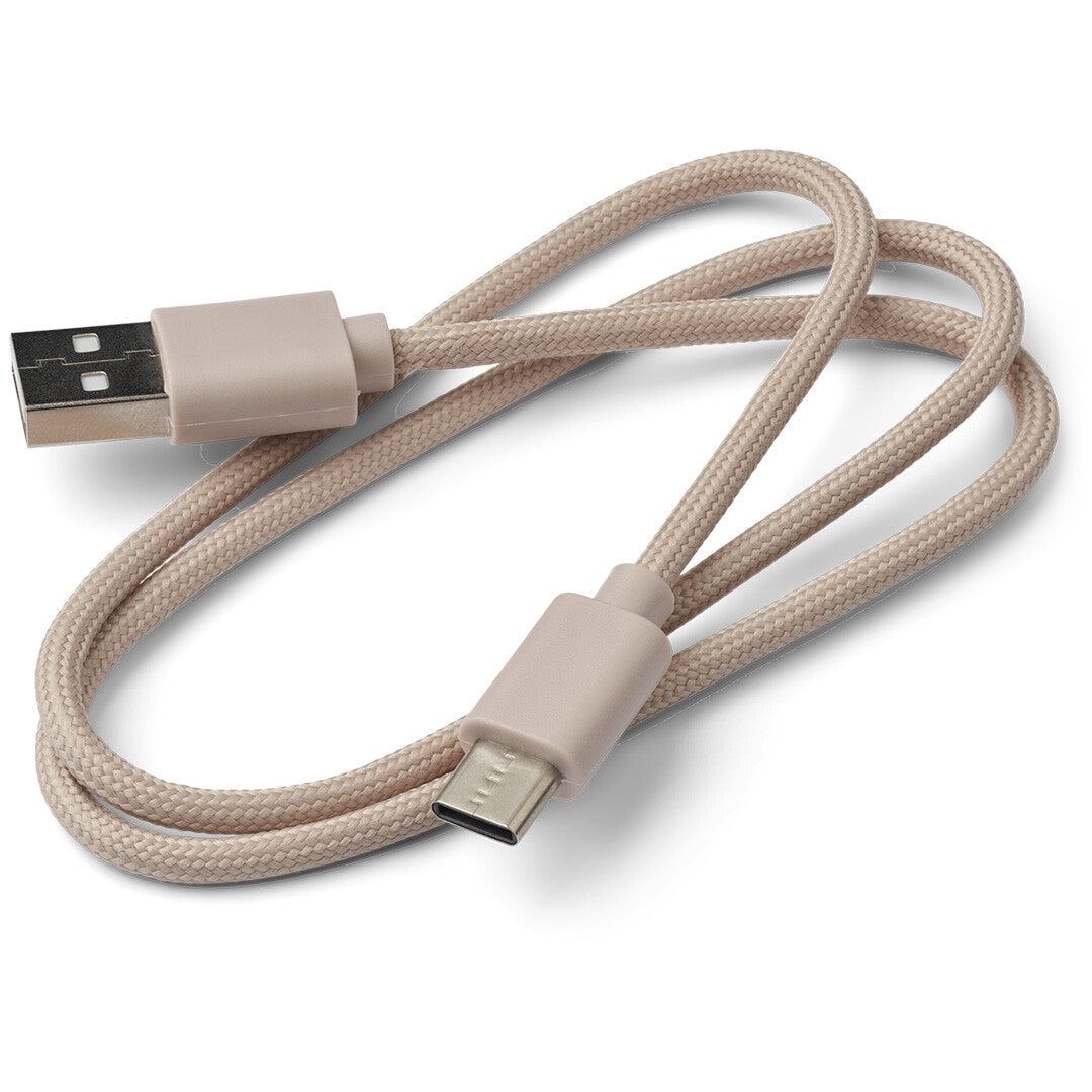 Opgewikkelde beige USB-A naar USB-C oplaadkabel.