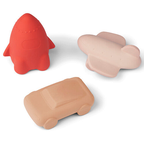 Drie Liewood rubberen badspeeltjes voor baby's in de vorm van een rode raket, een roze vliegtuig en een beige auto.