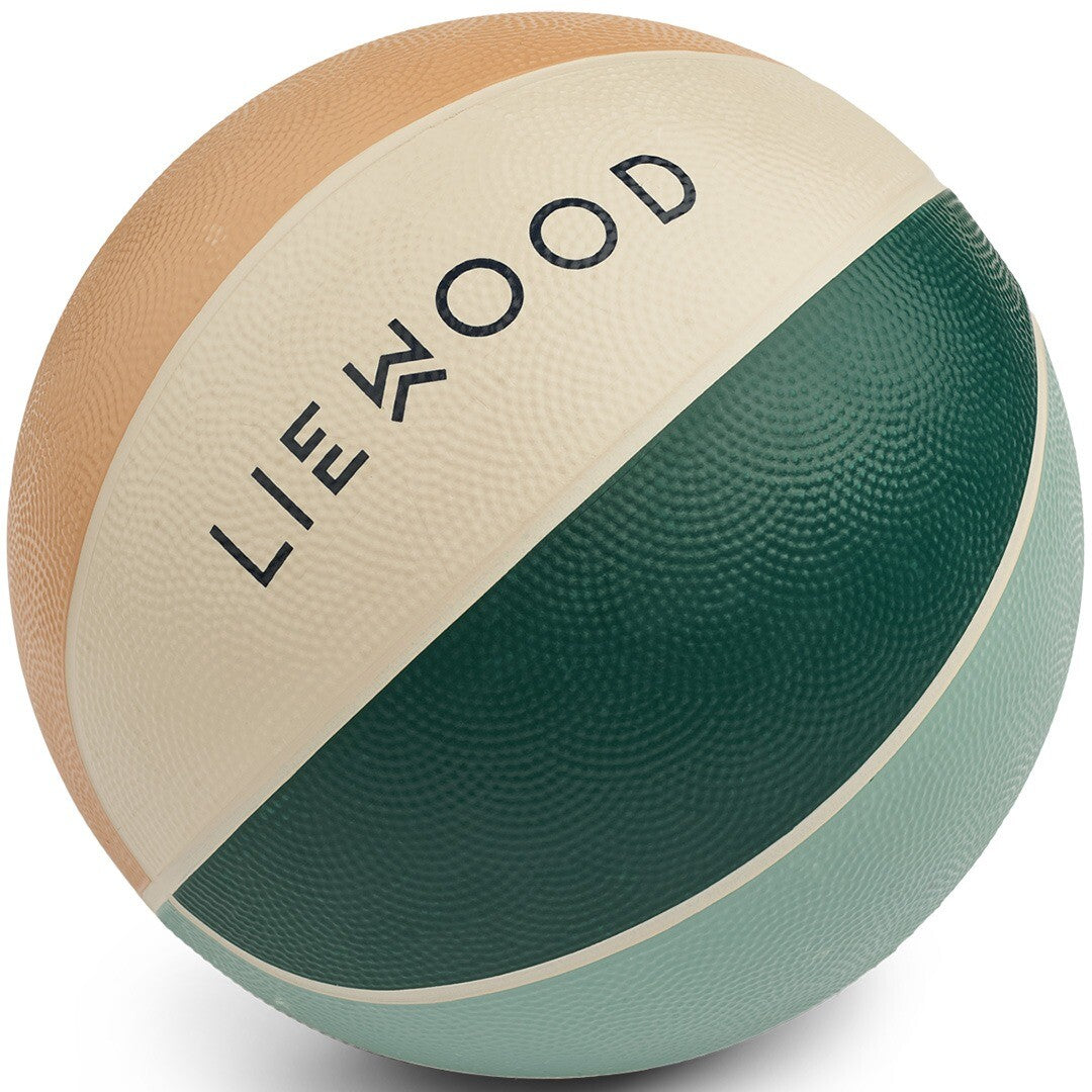 Liewood Desmond basketbal met beige, groene, lichtblauwe en oranje vlakken en textuur.