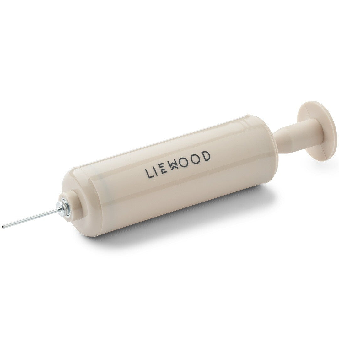 Liewood speelgoedspuit in een lichte beige kleur.