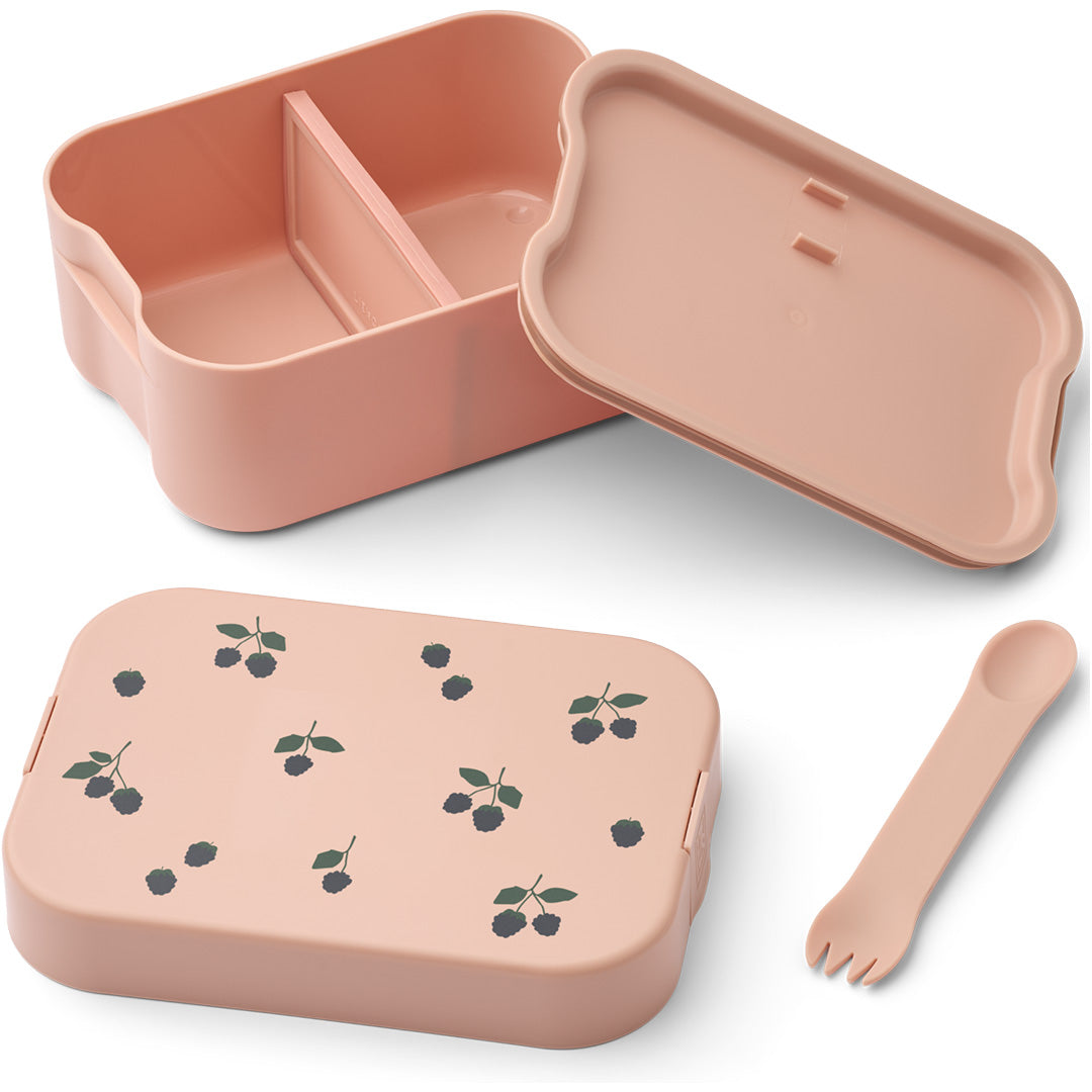 Liewood roze lunchbox met bessenpatroon, open met vakjes en een bijpassende spork ernaast.