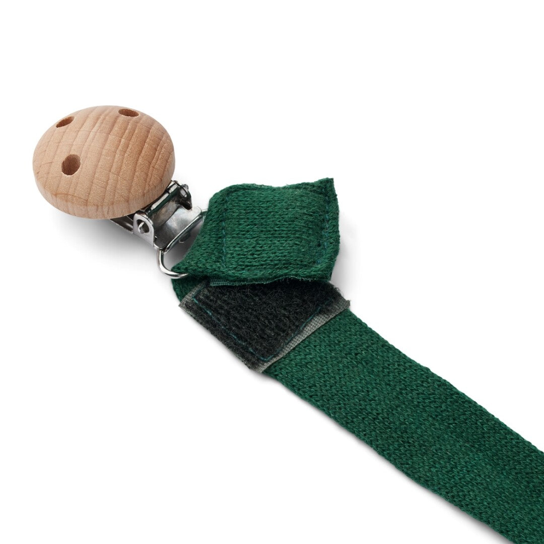Detail van de houten clip en de groene stoffen band van de fopspeenclip.
