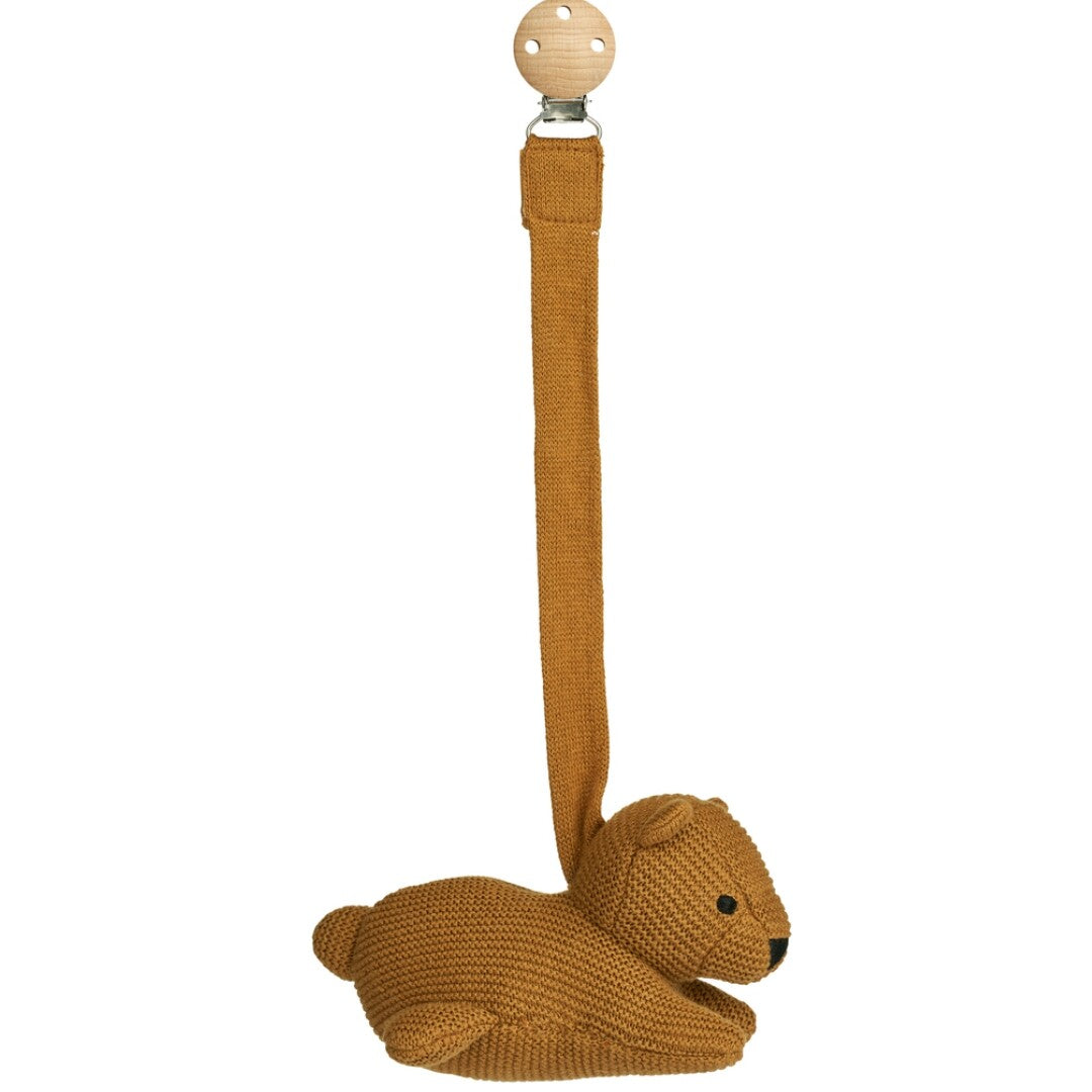 Liewood babyspeelgoed clip-on priya mr. bear, een bruine gebreide beer aan een band met houten clip.