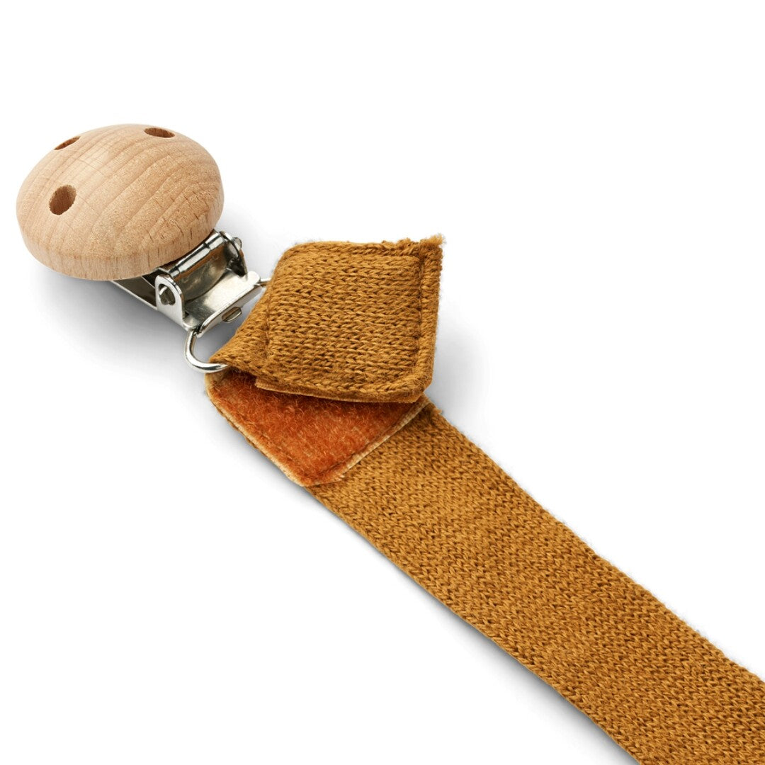 Detail van de houten clip en de bruine stoffen band van het Liewood babyspeelgoed.