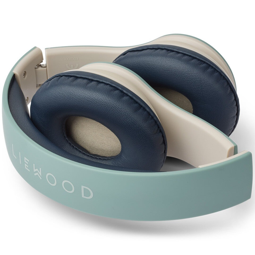 Opgevouwen Liewood draadloze kinderkoptelefoon in peppermint mix kleuren, met merknaam op de hoofdband.