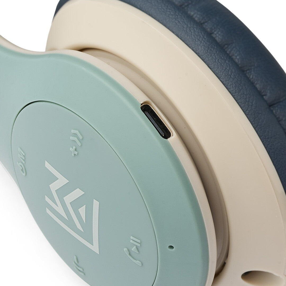 Detail van de Liewood draadloze kinderkoptelefoon met de USB-C oplaadpoort en bedieningsknoppen op de oorschelp.