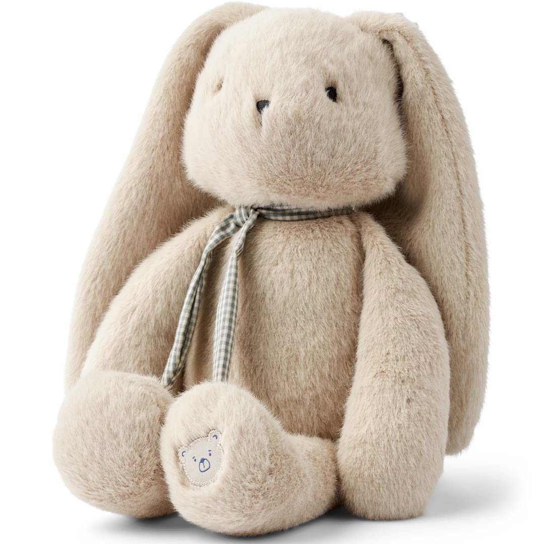 Liewood pluchen knuffelkonijn Berto in beige kleur met een geruite sjaal.