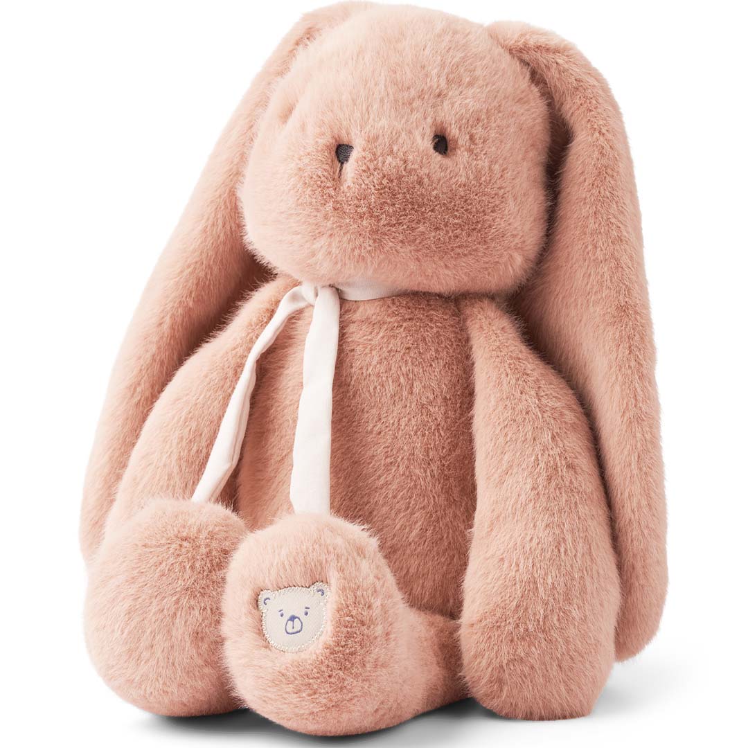 Liewood pluchen knuffelkonijn in roze met een wit lint en een berenlogo op de voet.