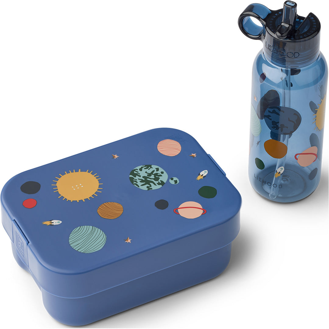 Liewood kinder lunchset met blauwe broodtrommel en drinkfles met universumthema.