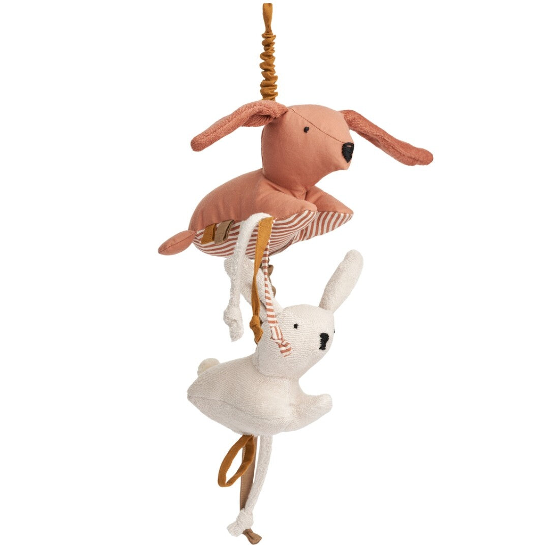 Liewood babymobiel met een roze hond en een wit konijn, waarbij de hond een gestreepte buik heeft.