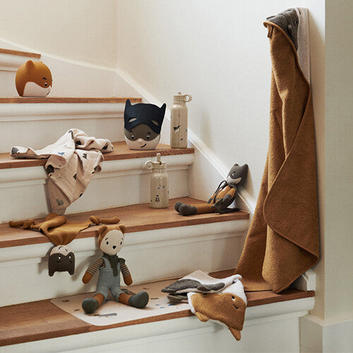 Collectie Liewood kinderproducten, waaronder het nachtlampje, op een houten trap.