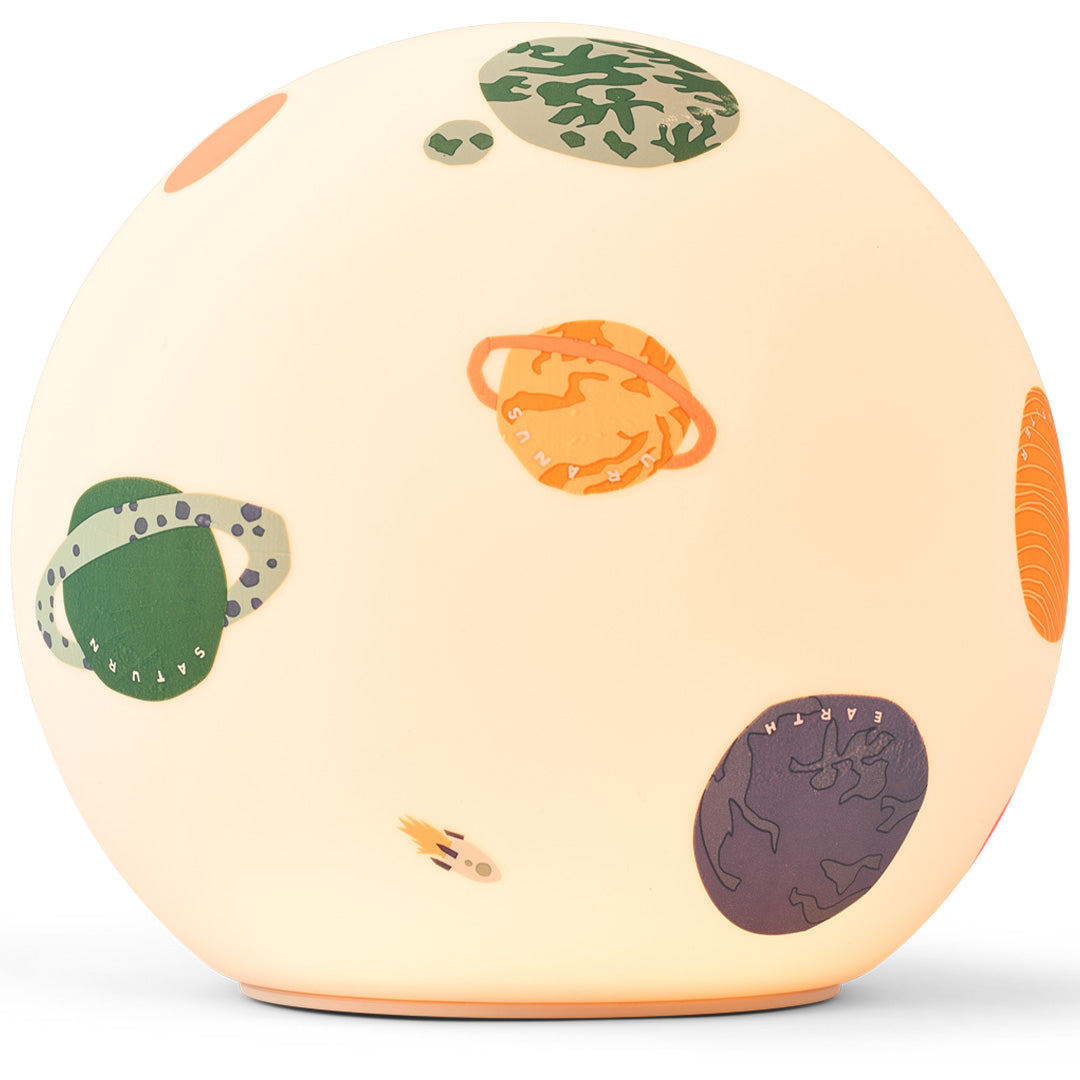 Liewood nachtlampje yuki universe sandy, een brandend beige bolvormig nachtlampje met planeten en een raket.