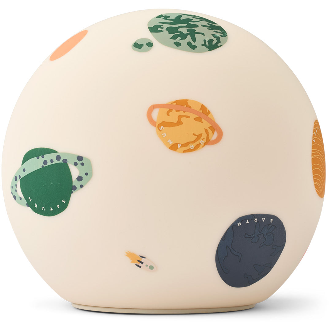 Liewood nachtlampje yuki universe sandy, een beige bolvormig nachtlampje met planeten en een raket.
