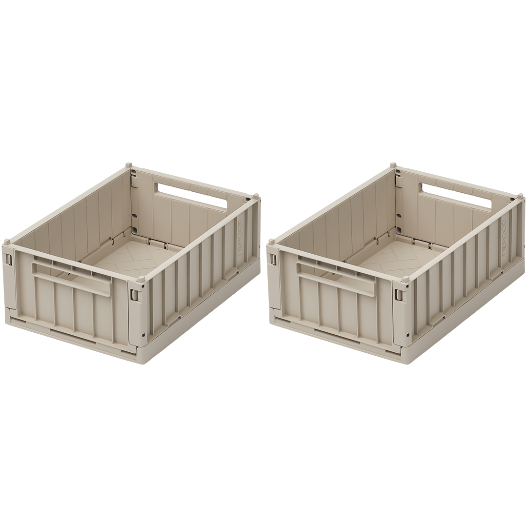 Twee beige Liewood opbergkratten van plastic, uitgeklapt en klaar voor gebruik.