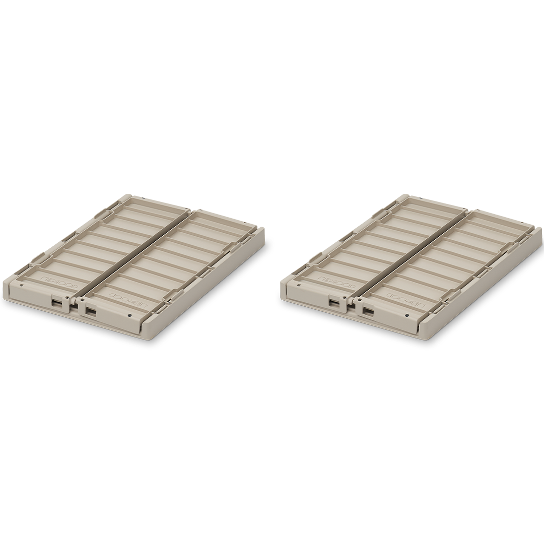 Twee beige Liewood opbergkratten van plastic, plat opgevouwen.