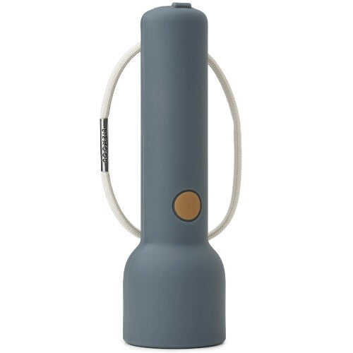 Liewood oplaadbare zaklamp van walvisblauw siliconen met een lichtgekleurd koord.