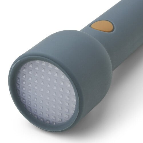 Detail van de voorkant van de walvisblauwe zaklamp met de gestructureerde lichtbron.
