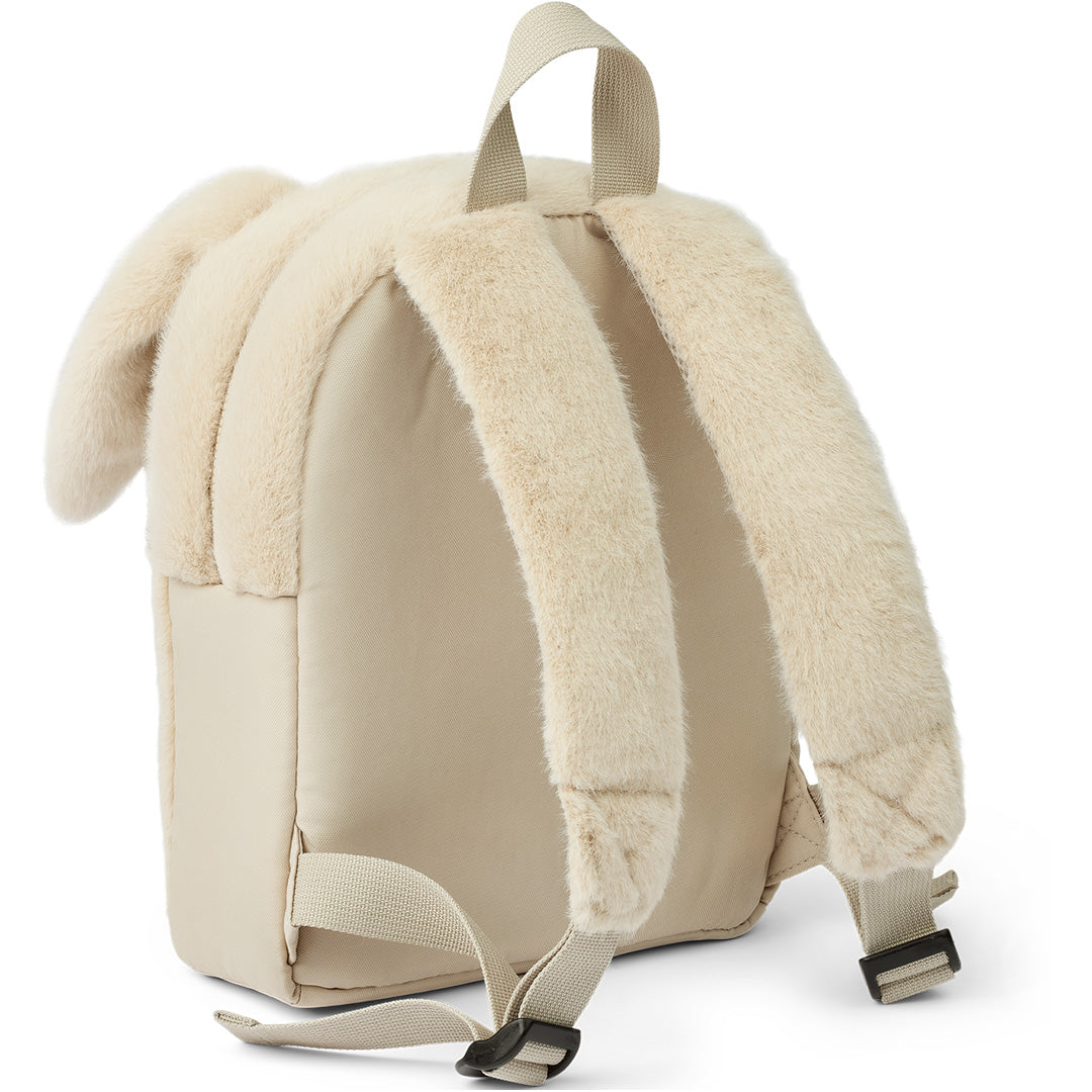 Achterkant van de Liewood peuterrugzak in de vorm van een beige pluizig konijn met verstelbare schouderbanden.